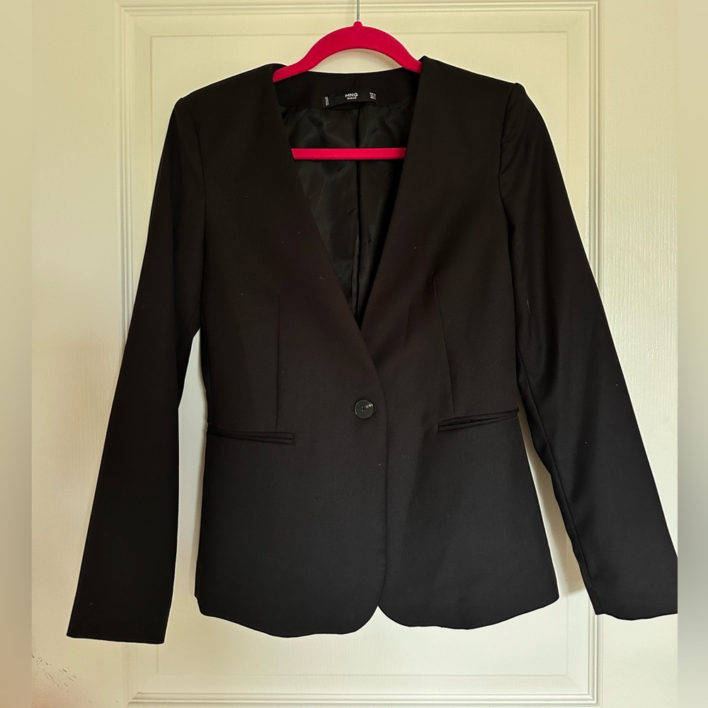 Woman’s Mango fitted suit blazer Size 4